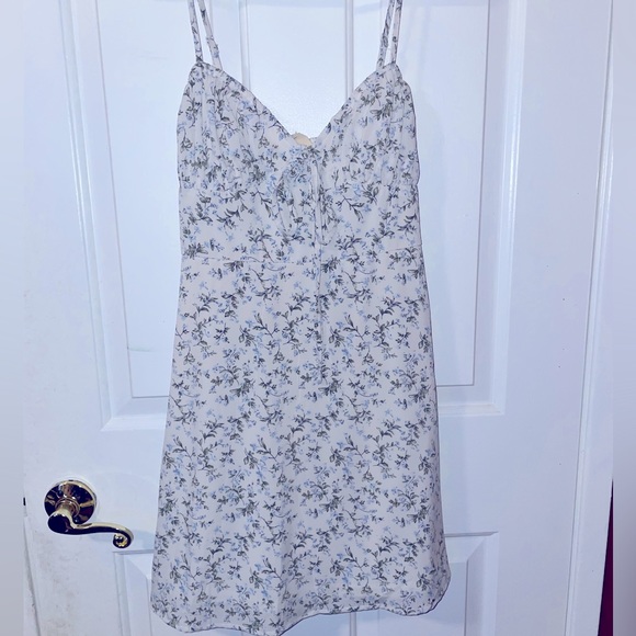 Selling a floral summer dress from store Her Closet - Picture 1 of 2